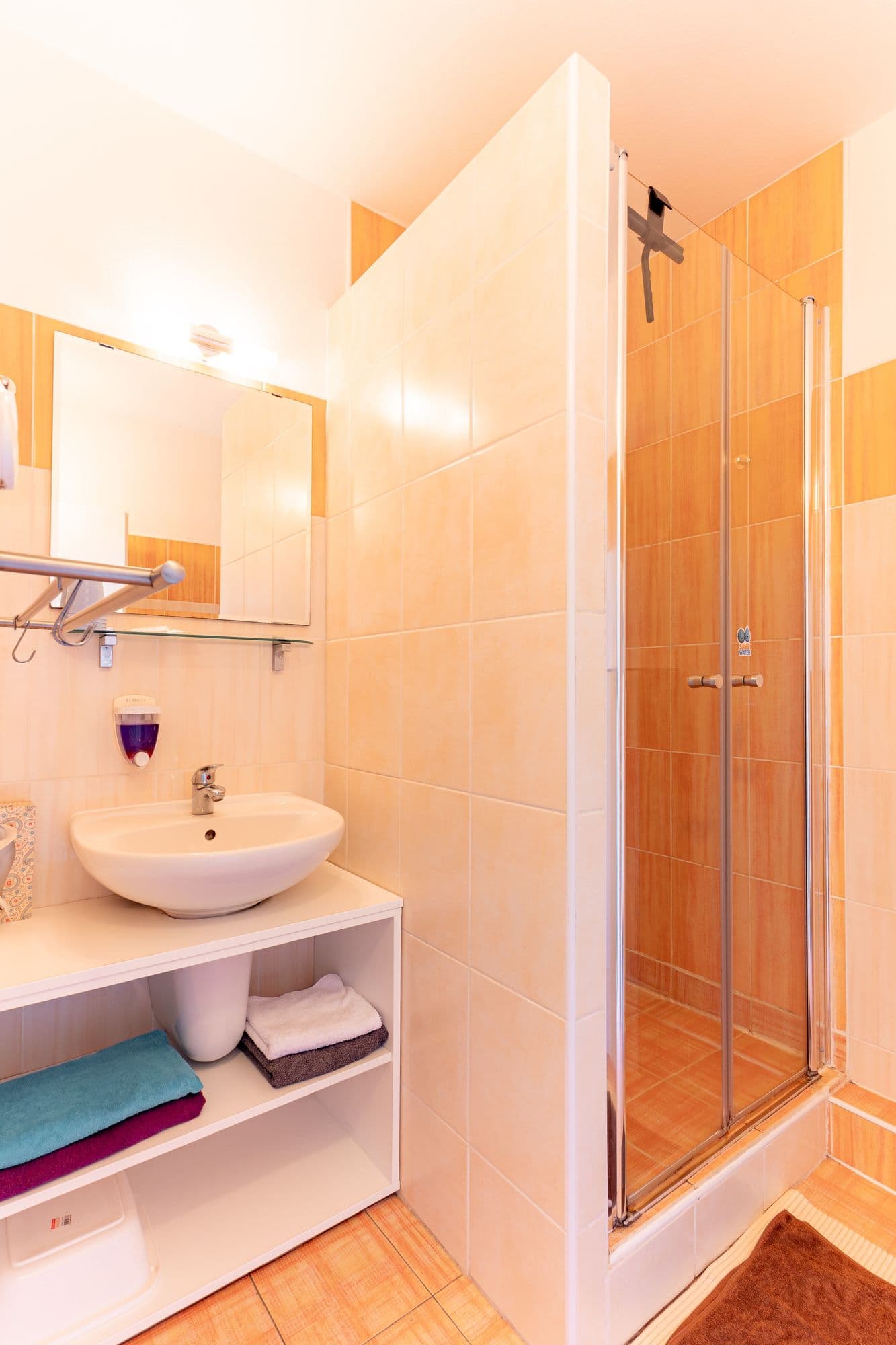 Horní apartmán – umyvadlo a sprchový kout