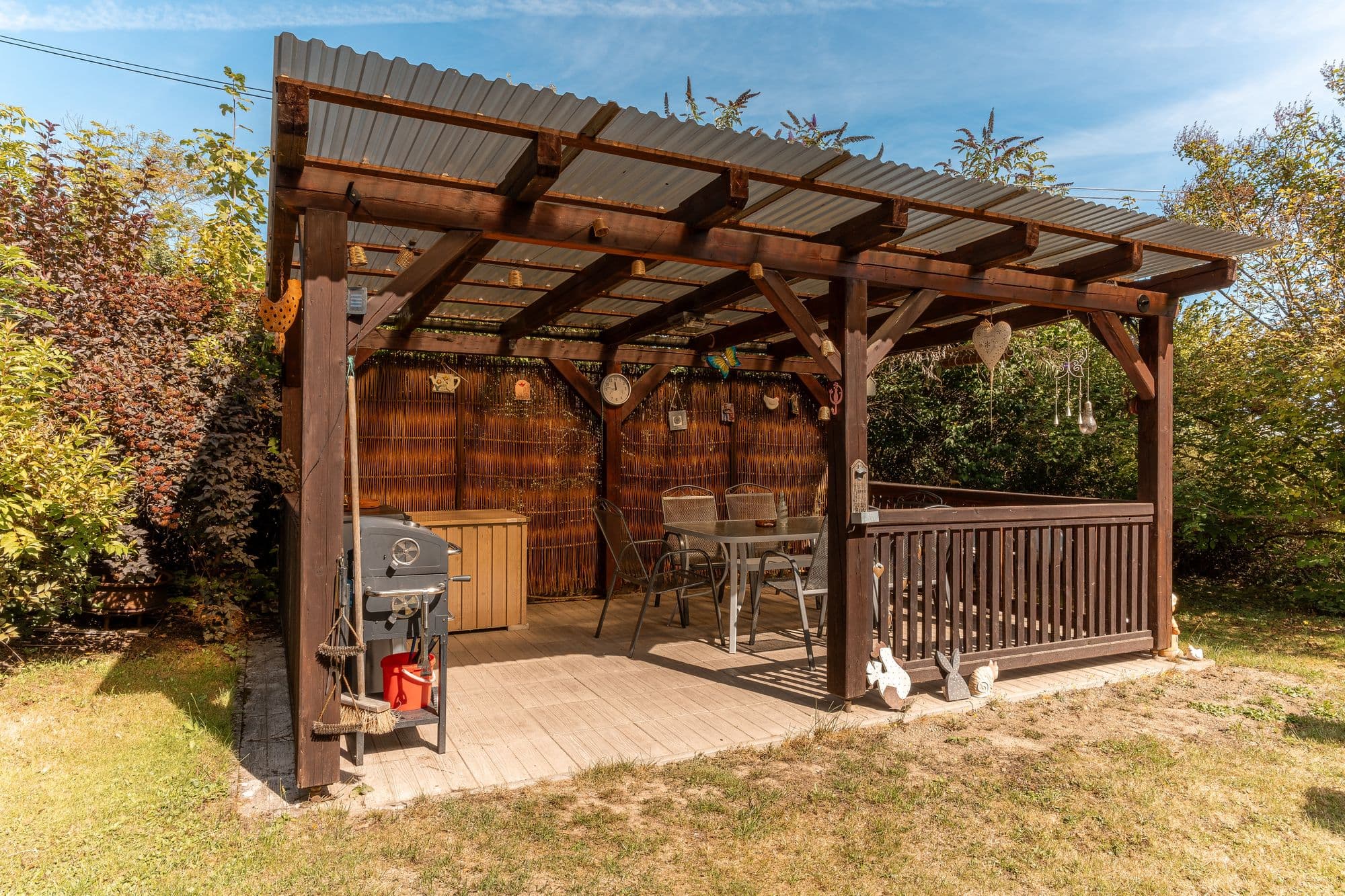 Venkovní pergola s grilem