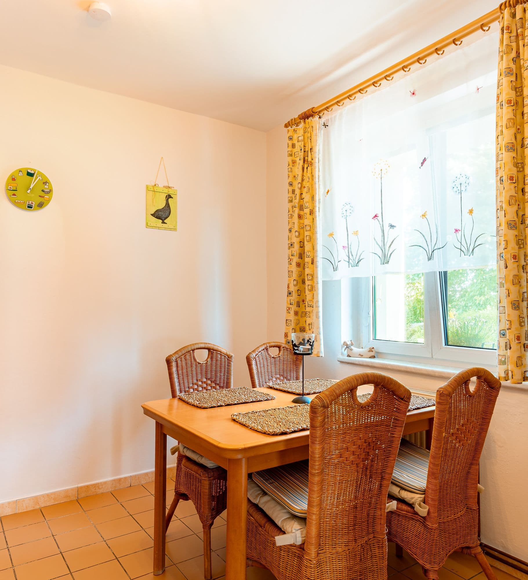 Dolní apartmán – jídelní stůl