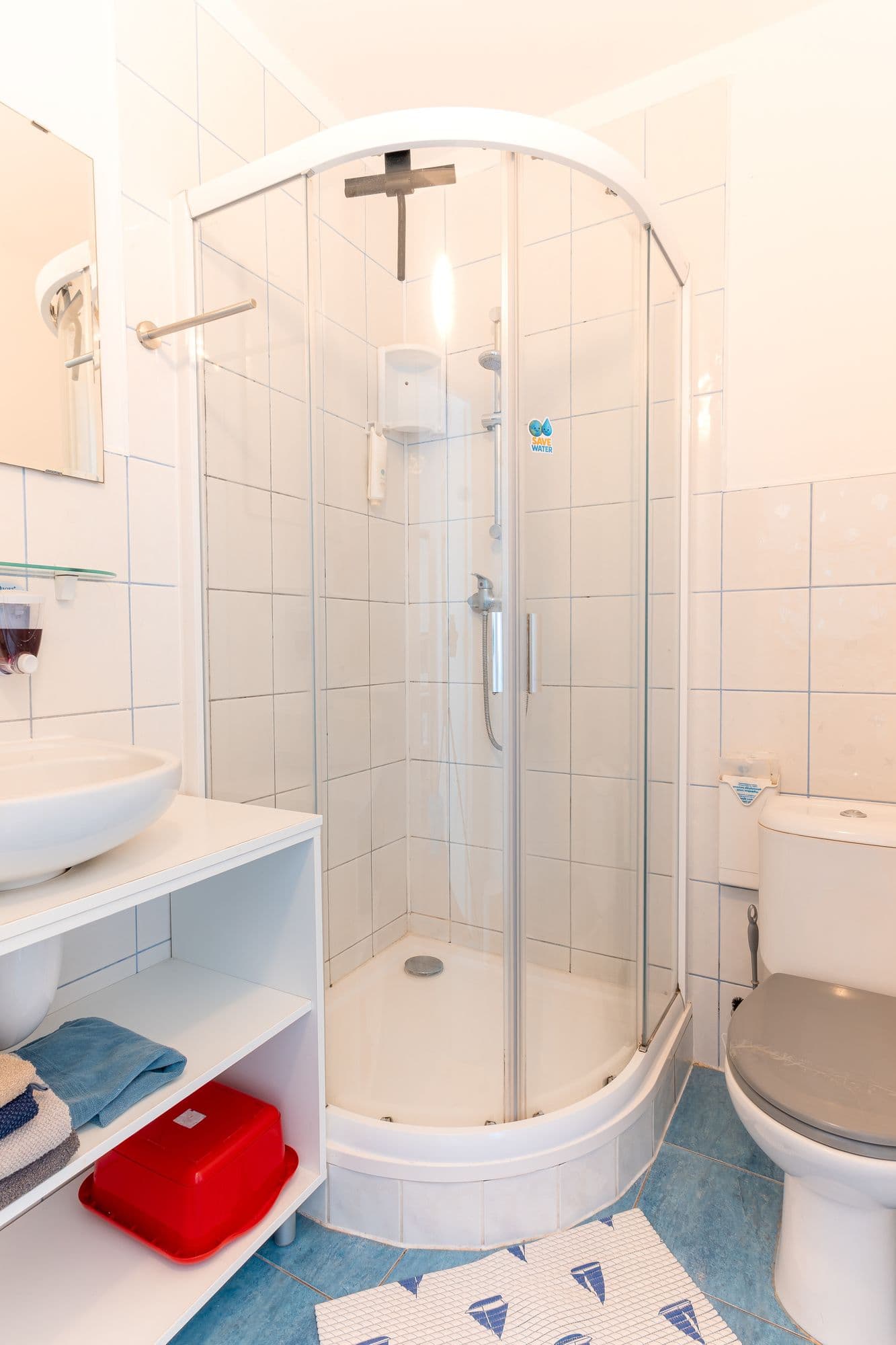 Pokoj č. 2 – sprchový kout a WC