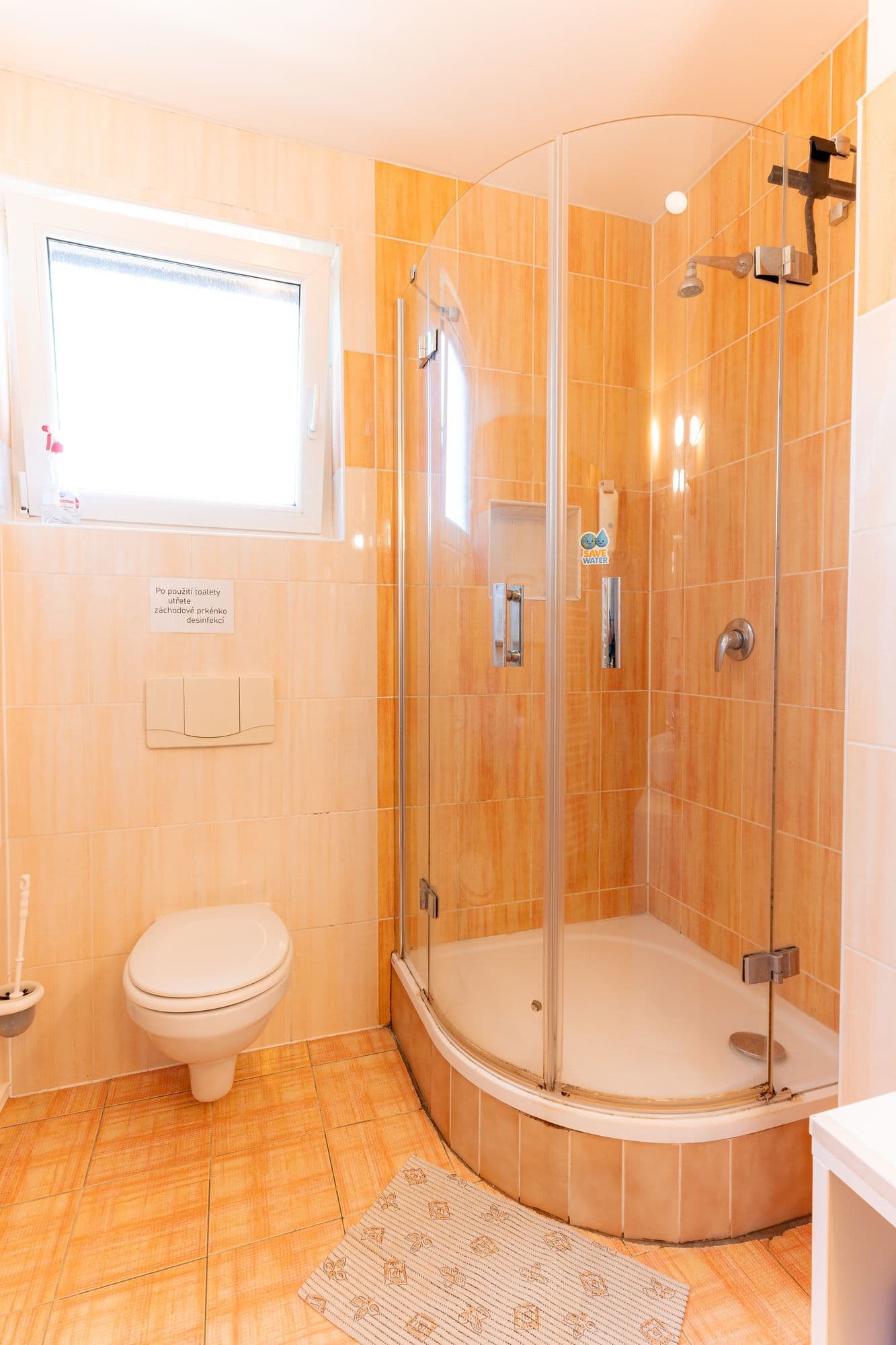 Společná koupelna pokojů č. 3 a 4 – sprchový kout a WC