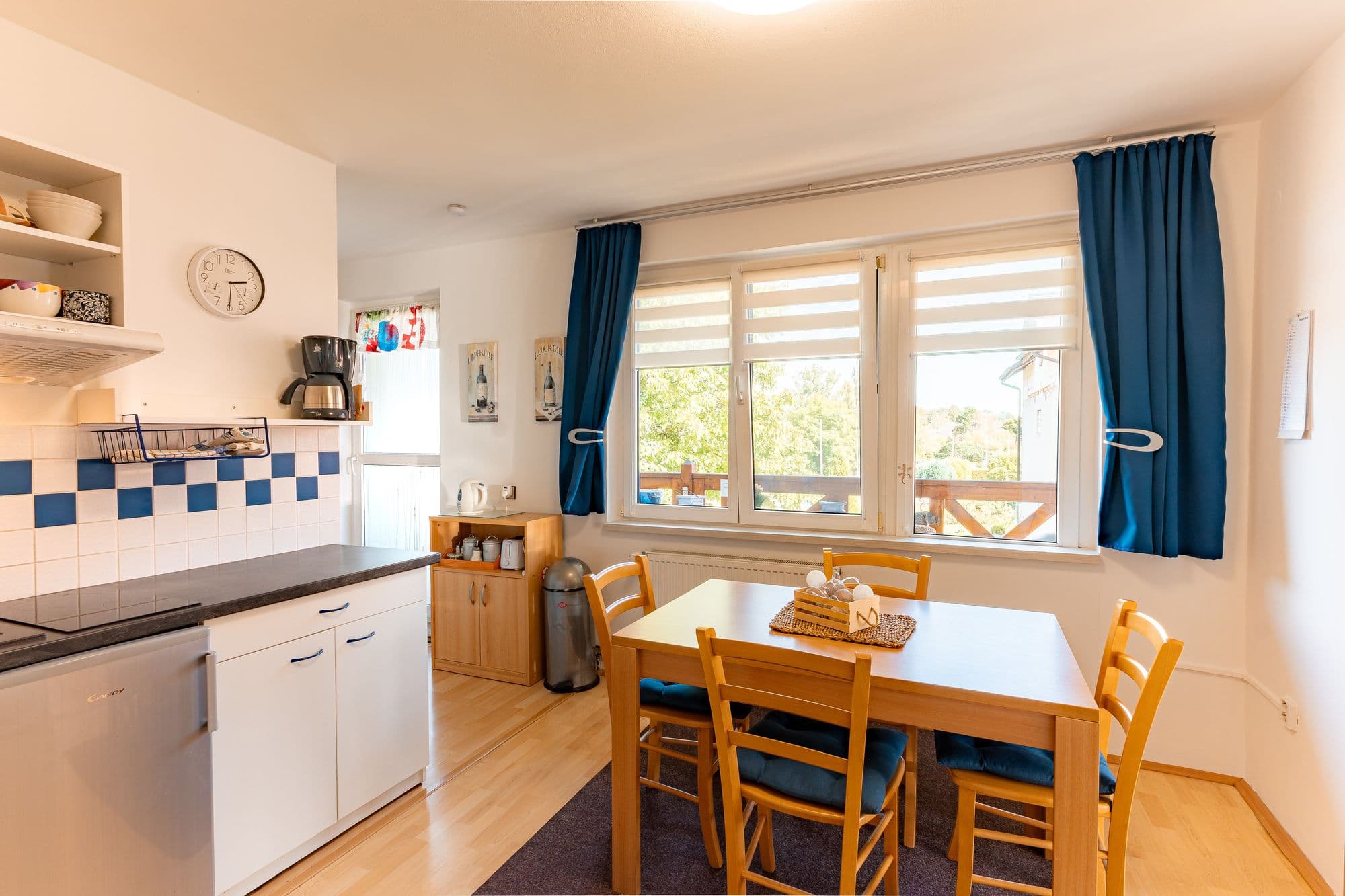 Horní apartmán – kuchyně s jídelním stolem