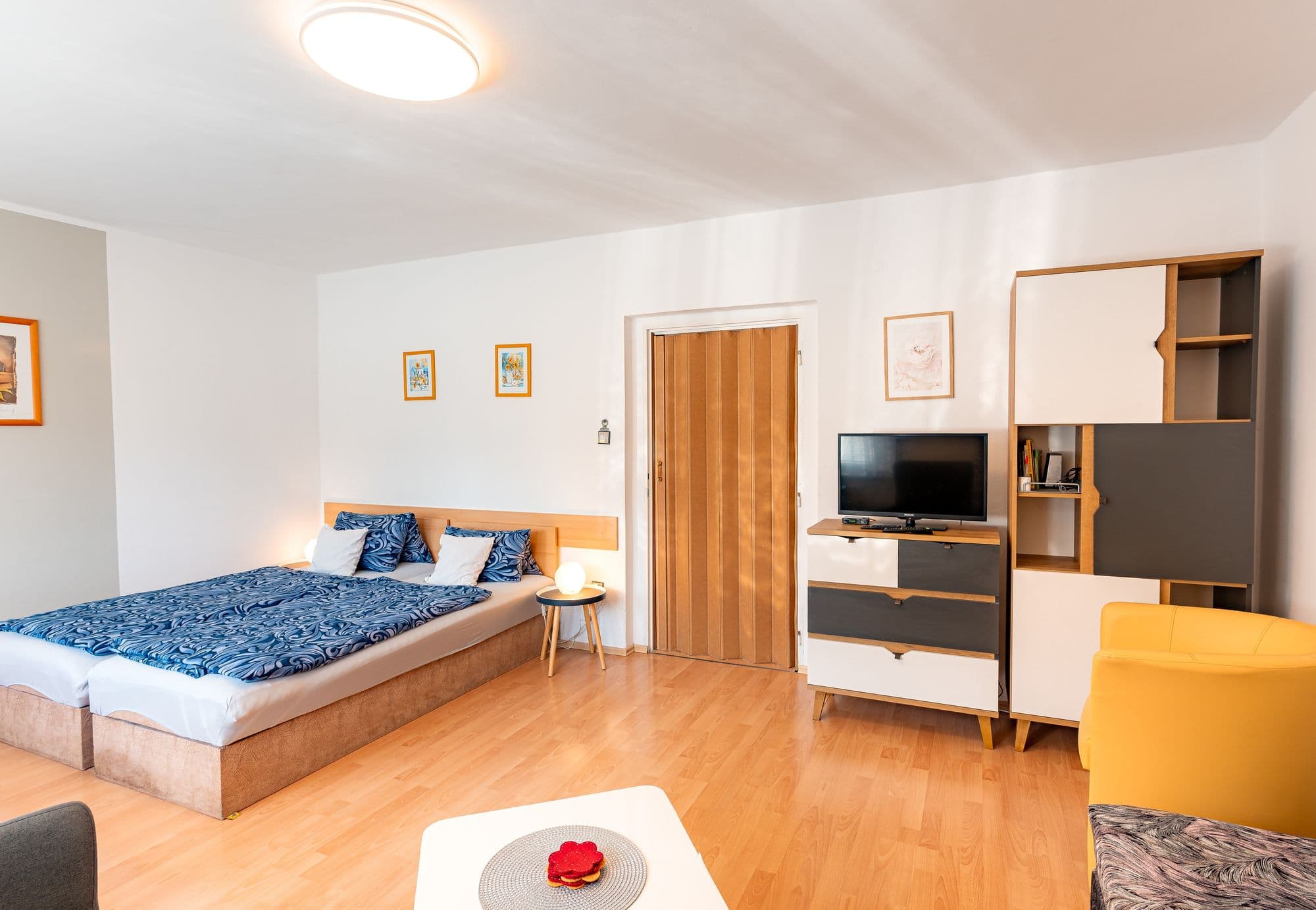 Horní apartmán – postel a televize